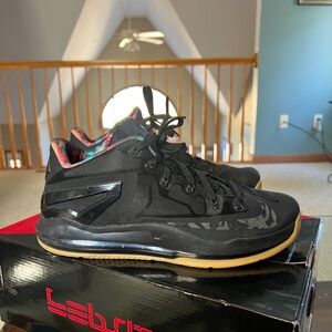 Nike Max Lebron XI Low Black Gum